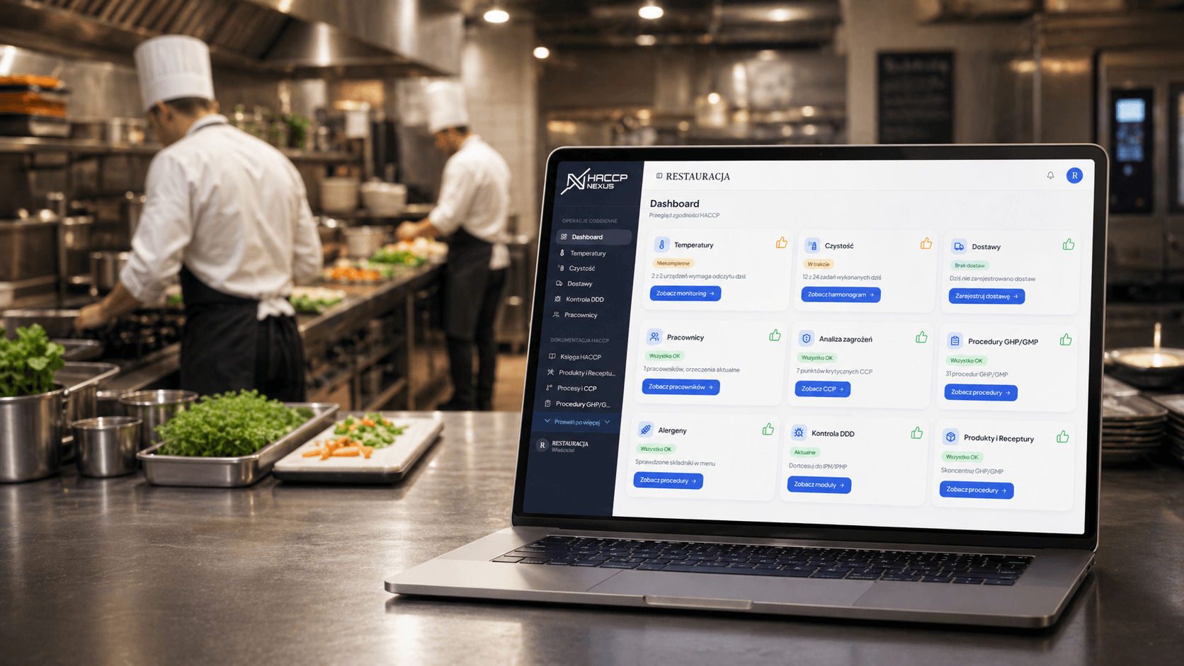 Laptop z dashboardem HACCP Nexus na blacie kuchni restauracji, w tle pracujący kucharze